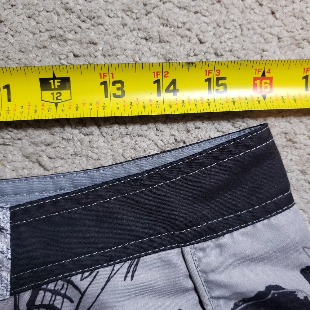 AFTCO Bluewater Shorts Mens 30 Black‎ White Hawaiian Floral Hibiscus Pockets